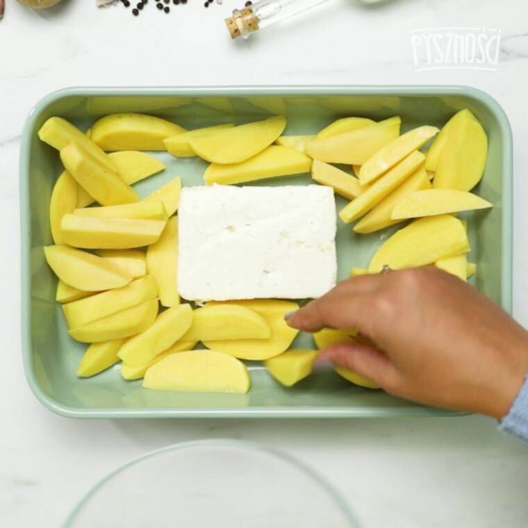 pieczone ziemniaki z fetą i boczkiem