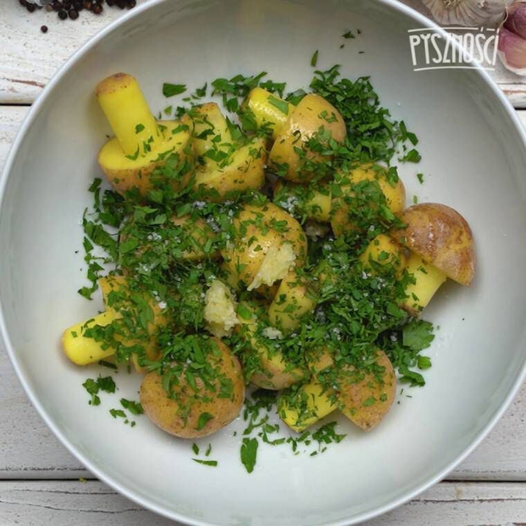 pieczone ziemniaki w kształcie grzybków podane ze stekiem