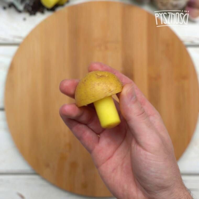 pieczone ziemniaki w kształcie grzybków podane ze stekiem