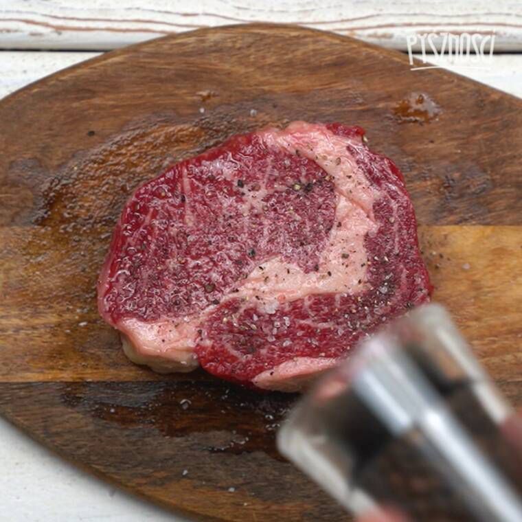 pieczone ziemniaki w kształcie grzybków podane ze stekiem