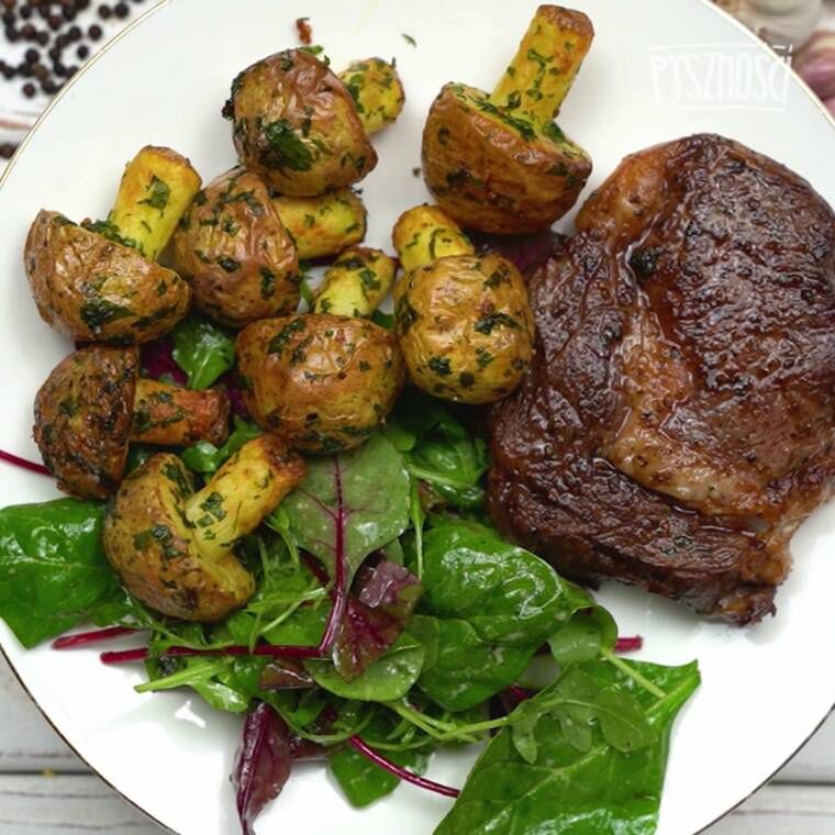 pieczone ziemniaki w kształcie grzybków podane ze stekiem
