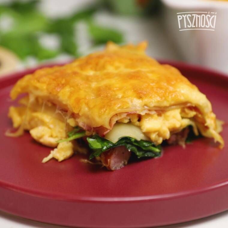 śniadaniowa lasagne z kiełbaską i szpinakiem