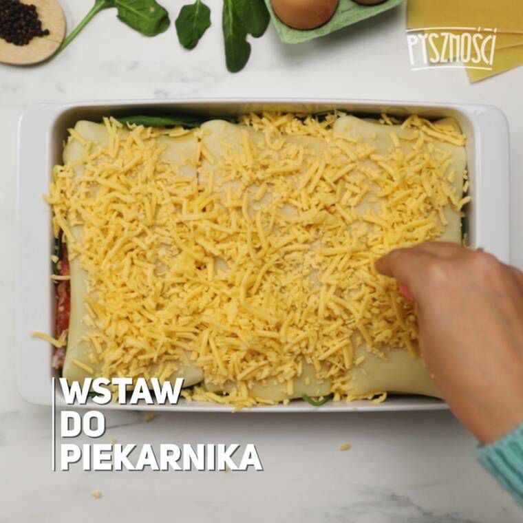 śniadaniowa lasagne z kiełbaską i szpinakiem