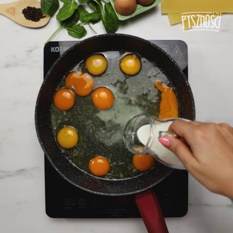 śniadaniowa lasagne z kiełbaską i szpinakiem