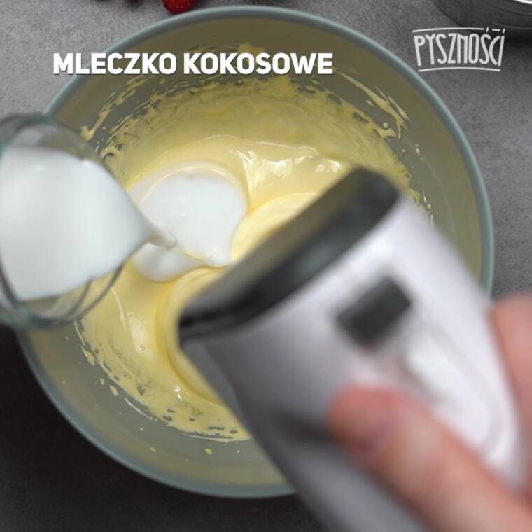 różowe pączki z kokosowym nadzieniem i malinową polewą