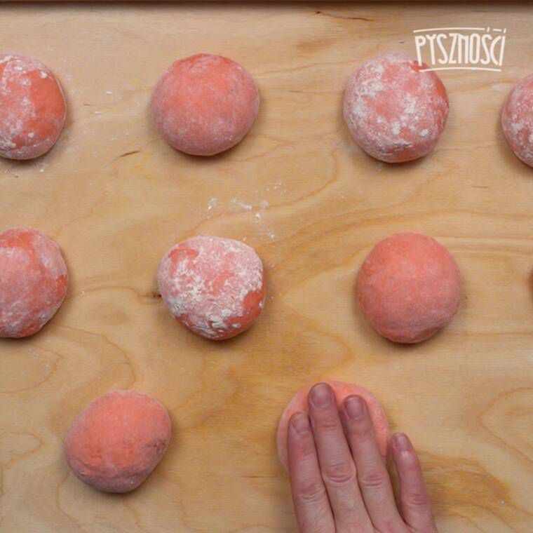 różowe pączki z kokosowym nadzieniem i malinową polewą