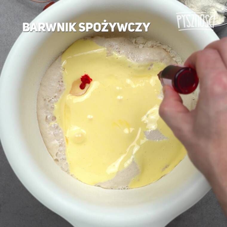 różowe pączki z kokosowym nadzieniem i malinową polewą