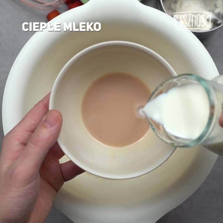 różowe pączki z kokosowym nadzieniem i malinową polewą