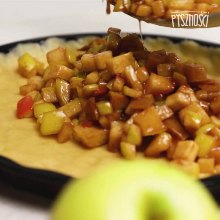 genialna tarta z jabłkami na ciepło z chrupiącą kruszonką