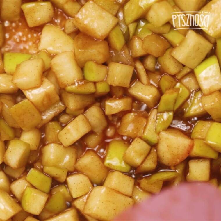 genialna tarta z jabłkami na ciepło z chrupiącą kruszonką