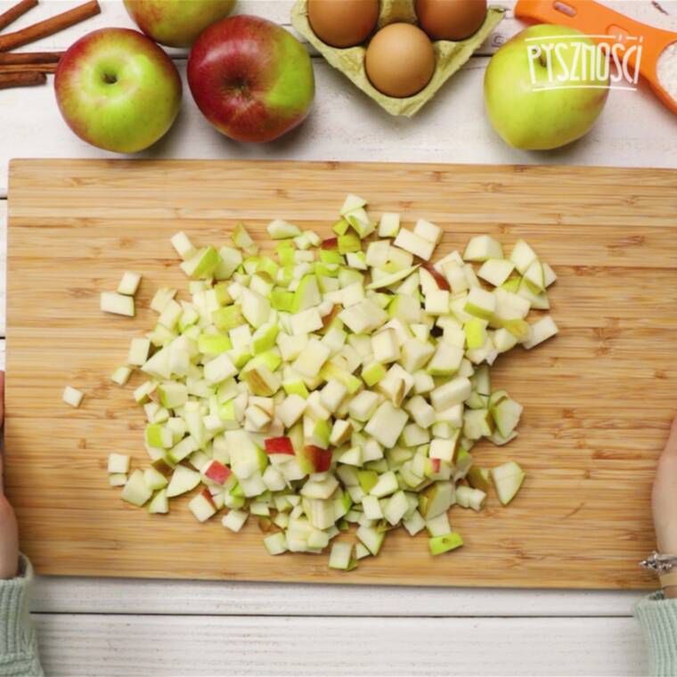 genialna tarta z jabłkami na ciepło z chrupiącą kruszonką