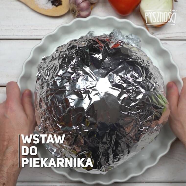 wielki gołąbek w sosie pomidorowym
