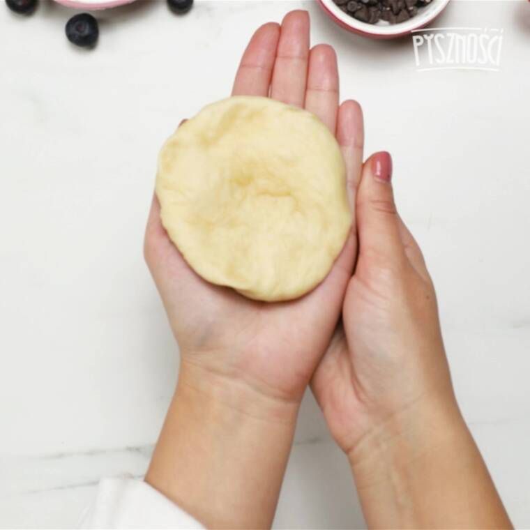 domowe drożdżówki z borówkami