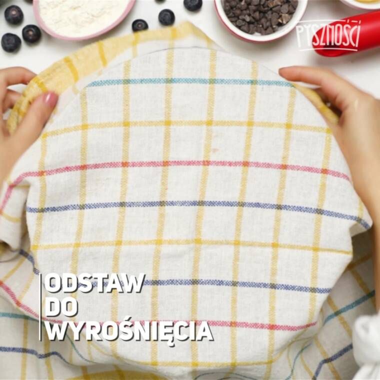 domowe drożdżówki z borówkami