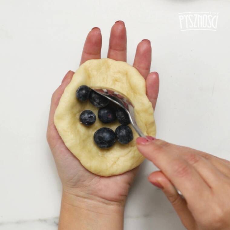 domowe drożdżówki z borówkami