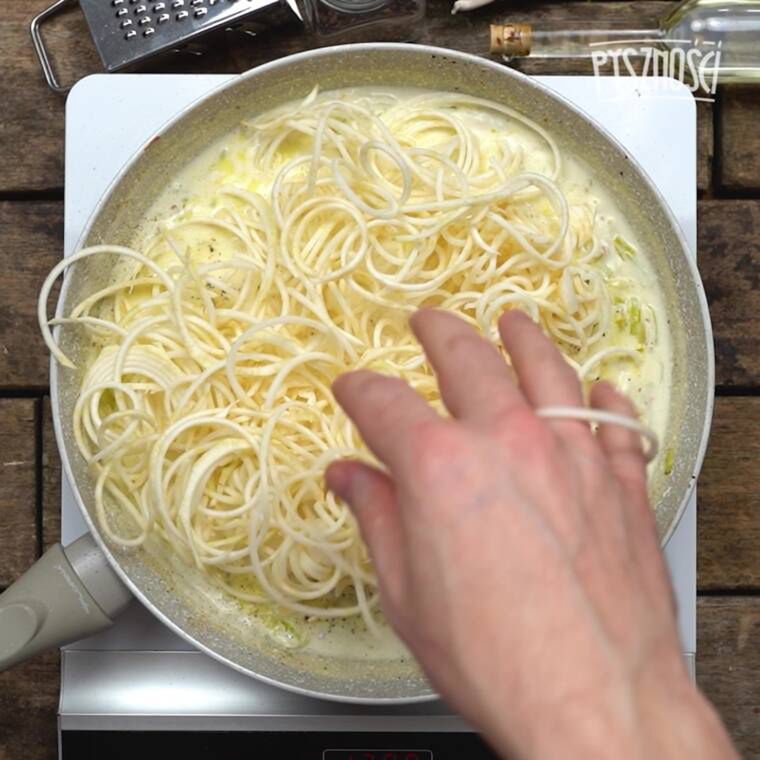bitki z polędwiczki wieprzowej w sosie śmietankowym