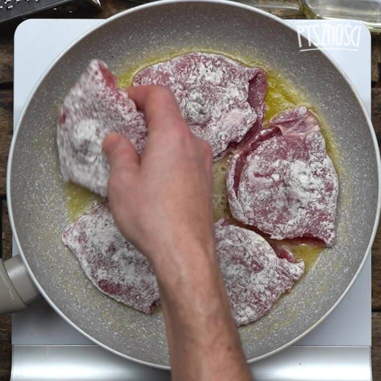 bitki z polędwiczki wieprzowej w sosie śmietankowym