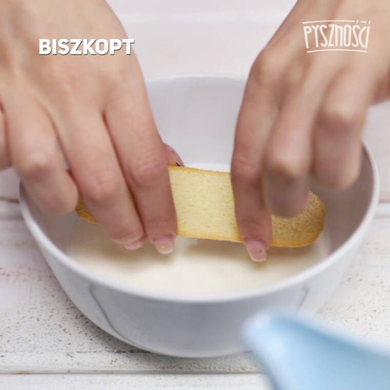 babeczki bez pieczenia z biszkoptów z genialnym kremem i kolorową polewą