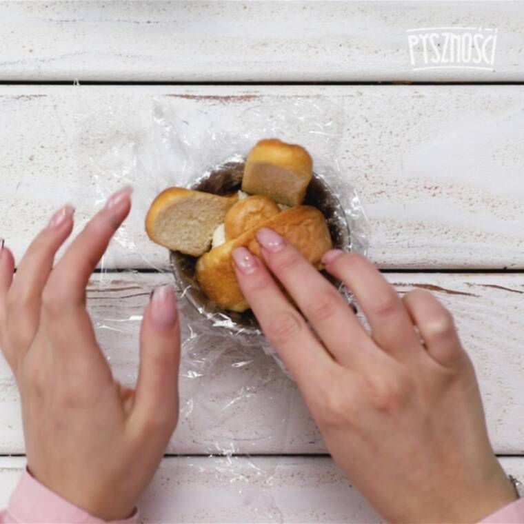 babeczki bez pieczenia z biszkoptów z genialnym kremem i kolorową polewą
