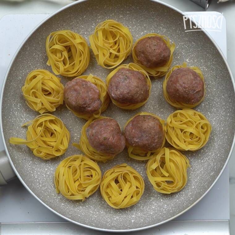 klopsiki w gniazdkach z makaronu z pomidorowym sosem