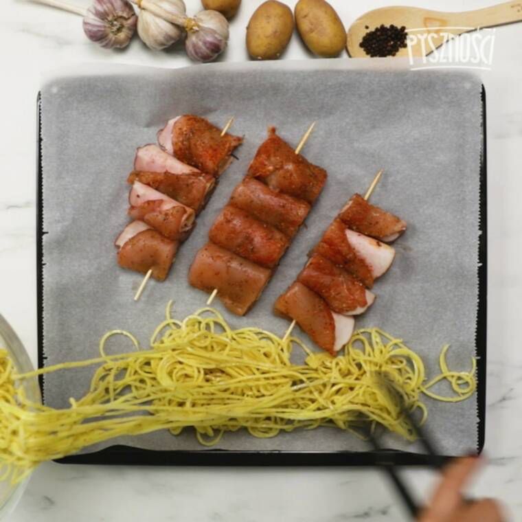 szaszłyki drobiowe z pieczonymi ziemniakami