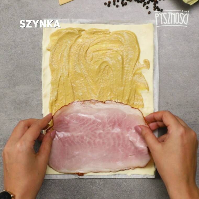 genialna rolada z ciasta francuskiego z serem, szynką i ogórkiem