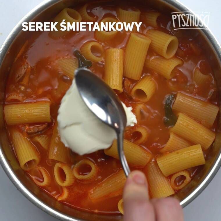 kremowy makaron z kiełbaską i pomidorami z jednego garnka