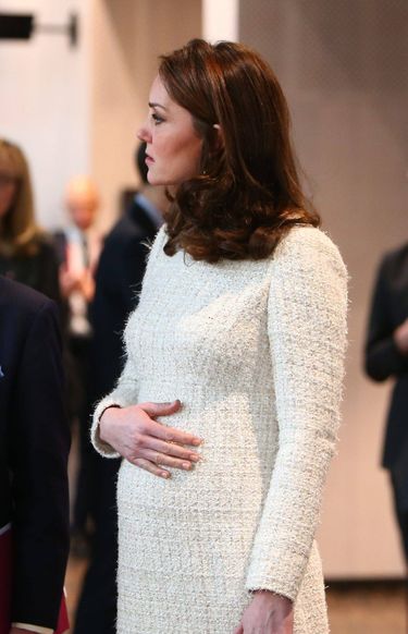 Księżna Kate w Szwecji pokazała ciążowy brzuszek w białej sukience Alexander McQueen