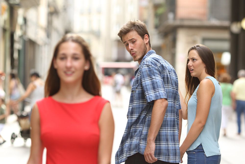 Para z mema "Distracted Boyfriend" w promocji szczęśliwej, dużej rodziny 2