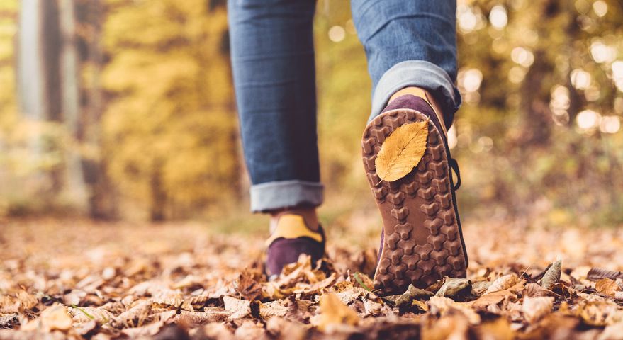 Koronawirus może bytować na naszym obuwiu, jednak nie jest to aż tak niebezpieczne