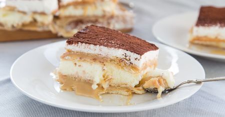 Hitowe ciasto bez pieczenia. Smakuje jak z ekskluzywnej cukierni