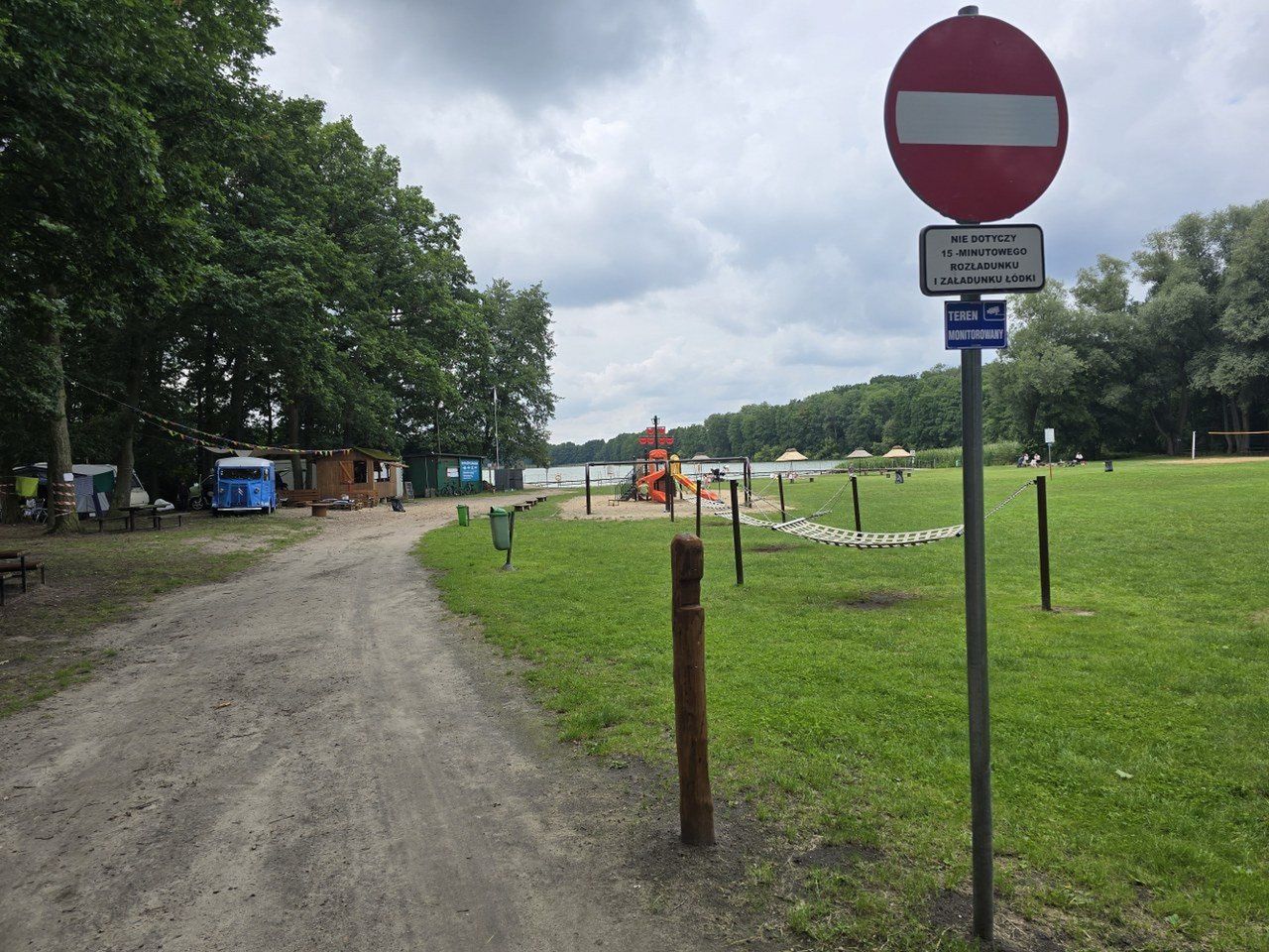 Plaża nad jeziorem w Górznie ma sporo do zaoferowania. Z Leszna można tu dotrzeć w niespełna 20 minut