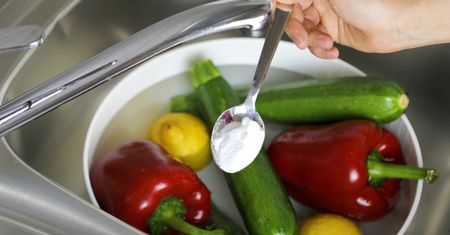 Czy mycie owoców i warzyw sodą na pewno jest zdrowe? Wielu z nas tak robi