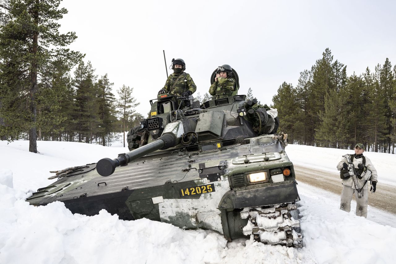 Swedish soldiers on manoeuvres in Finland.