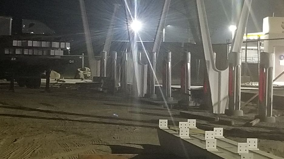 Tesla buduje wielką stację szybkiego ładowania.