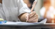 Zmieniony charakter pisma może być ważnym sygnałem ostrzegawczym. Poznaj choroby, które zmieniają styl pisania