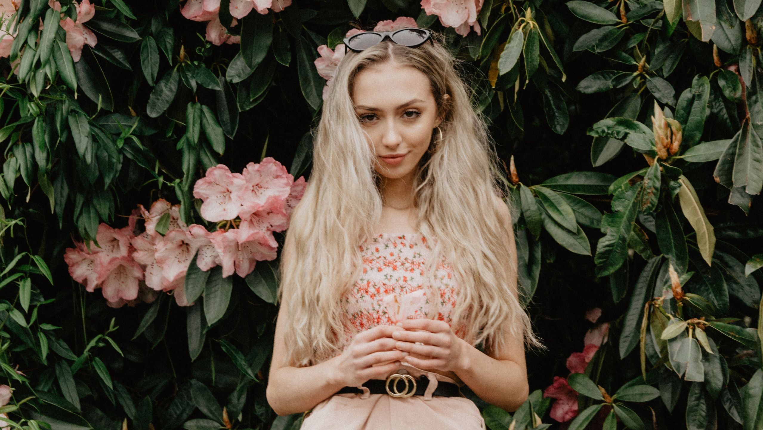 blondynka na tle roślin