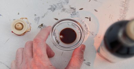 Wystarczy kilka kropli przed posiłkiem. Czarny płyn na świąteczne przejedzenie