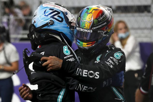 Hamilton w ubiegłym roku w kilku wyścigach startował w kasku w barwach tęczy