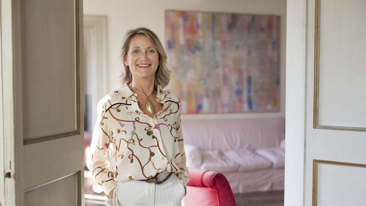 Nigdy nie noś koszuli w ten sposób! To modowy błąd, który popełnia wiele kobiet 
