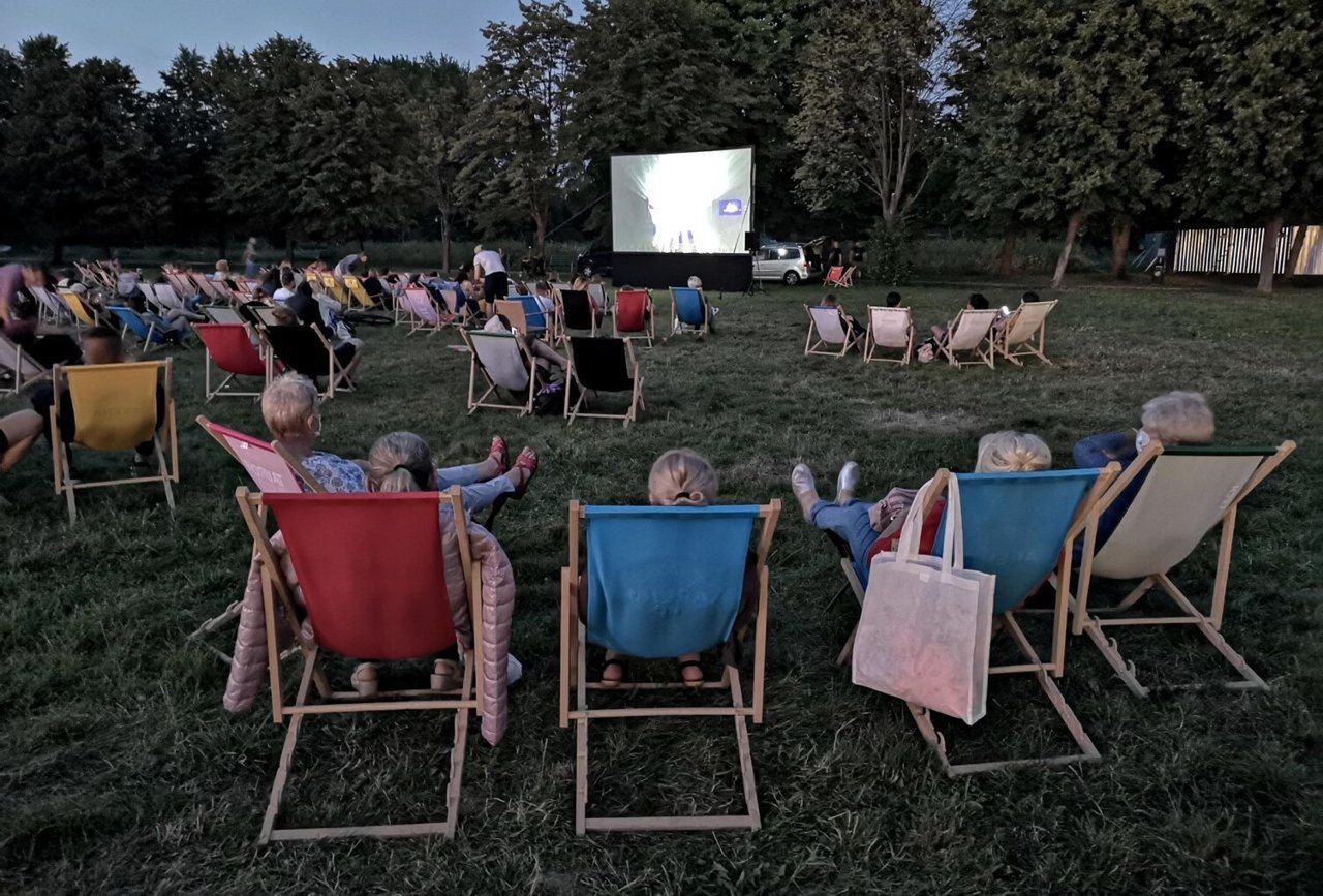 Kino Plenerowe to doskonały pomysł na rozrywkę w letnie wieczory.