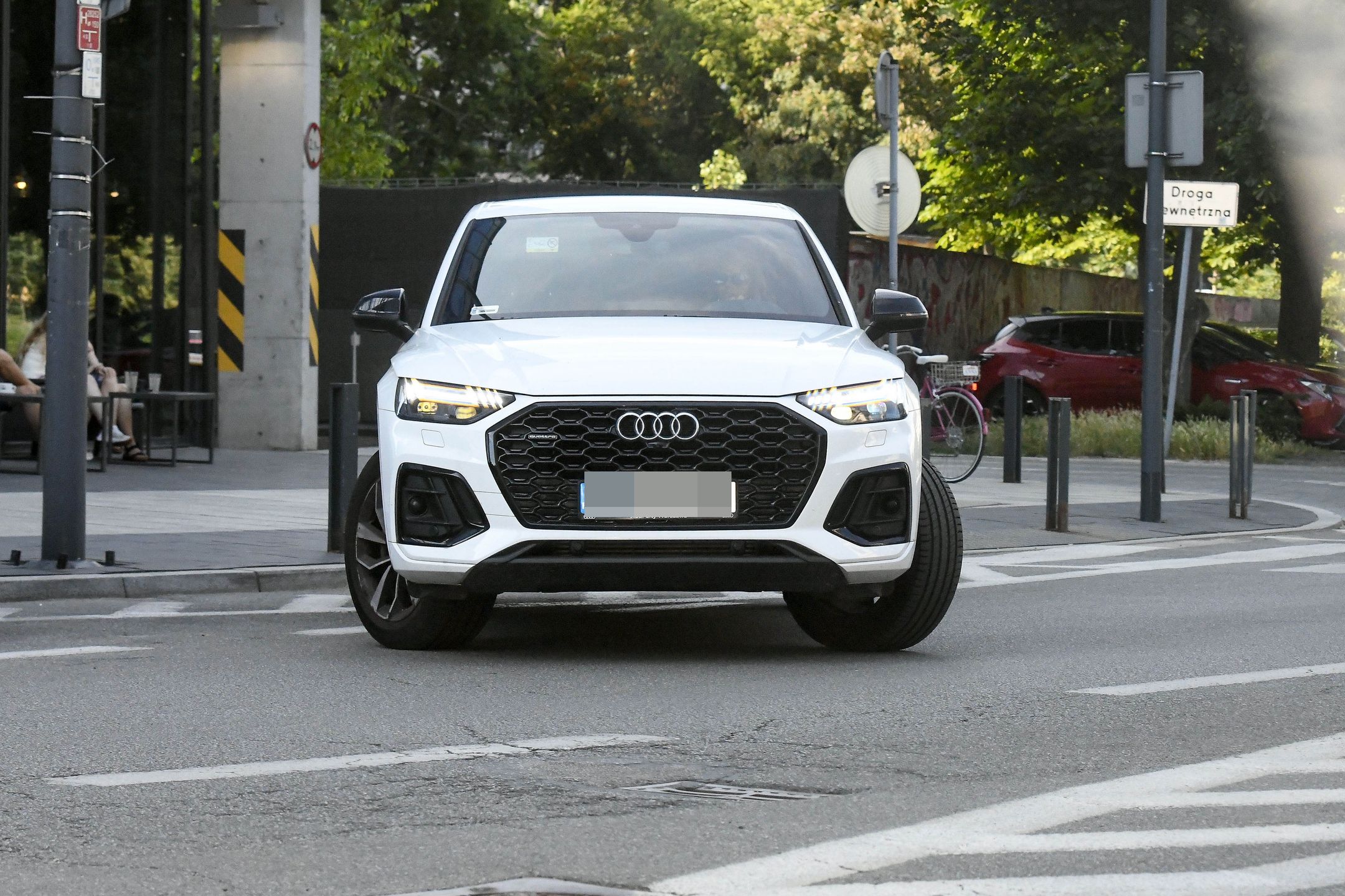 Weronika Rosati widziana na mieście