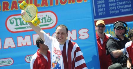 Joe Chestnut pobił własny rekord w jedzeniu hot dogów
