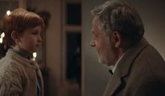 Dzieci w reklamie świątecznej Deutsche Telekom pokazują najwspanialszy prezent pod choinkę