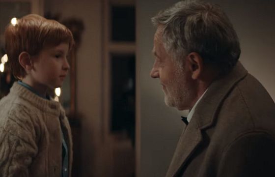 Dzieci w reklamie świątecznej Deutsche Telekom pokazują najwspanialszy prezent pod choinkę