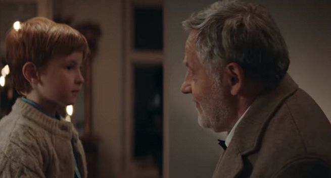 Dzieci w reklamie świątecznej Deutsche Telekom pokazują najwspanialszy prezent pod choinkę