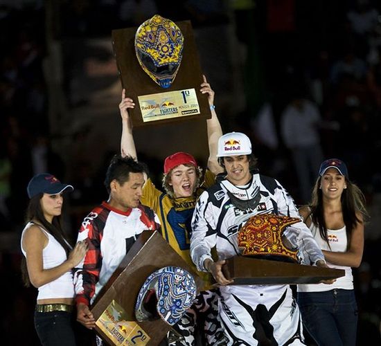 Eigo Sato na podium zawodów RedBull X-Fighters (drugi od lewej)