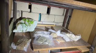 Warszawa: Policyjny nalot na Woli. Ponad 1,5 kg narkotyków w piwnicy