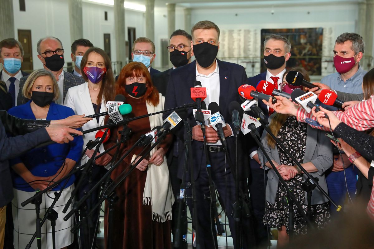 Lewica podczas konferencji prasowe 4 maja. Głosowanie za Funduszem Odbudowy zmienia układ sił na polskiej opozycji.