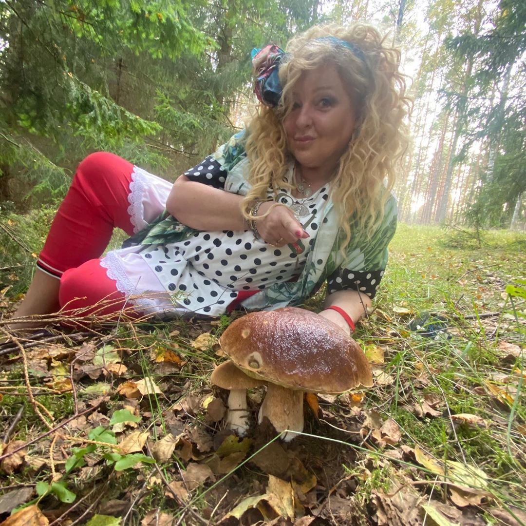 Magda Gessler pozuje z grzybami